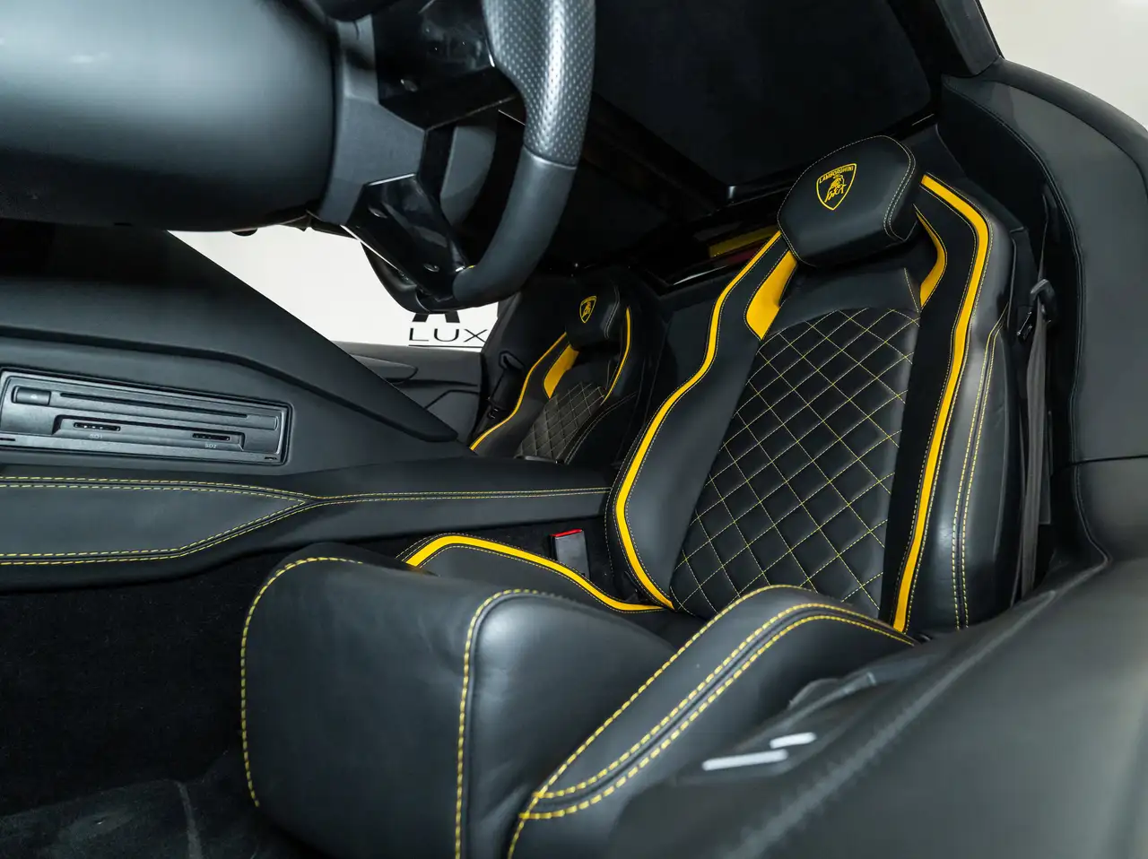 Lamborghini Aventador снимка Lamborghini Aventador