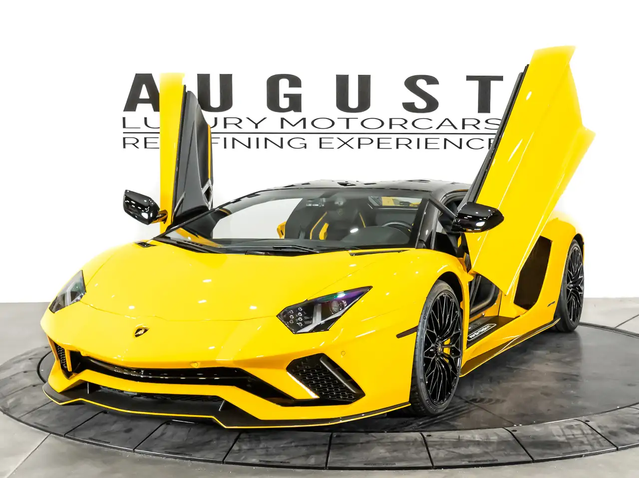 Lamborghini Aventador снимка Lamborghini Aventador