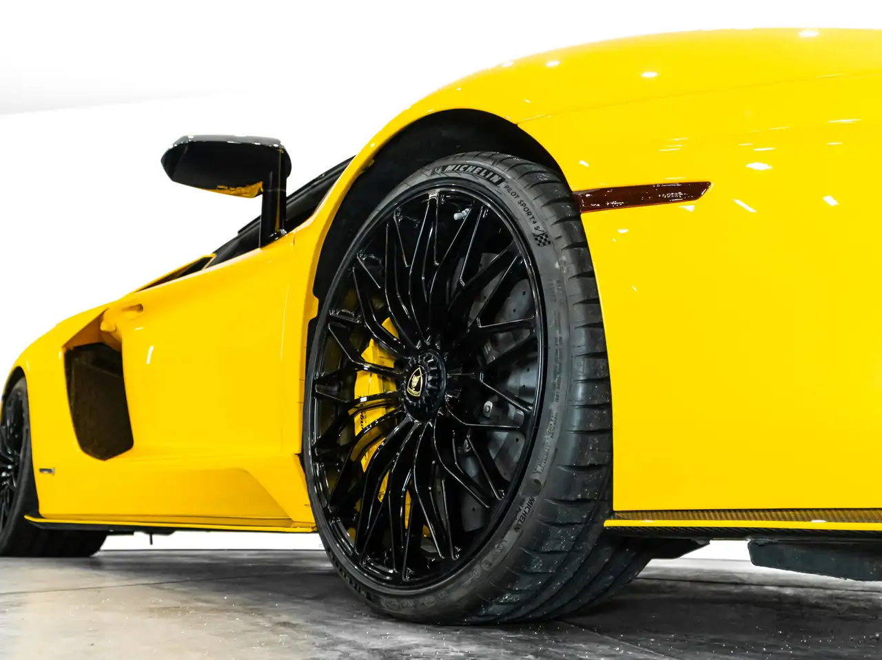 Lamborghini Aventador снимка Lamborghini Aventador