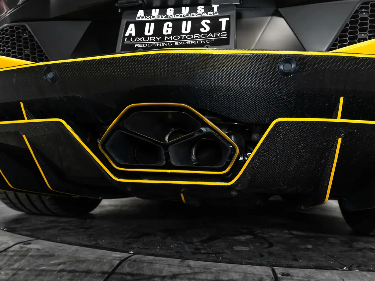 Lamborghini Aventador снимка Lamborghini Aventador
