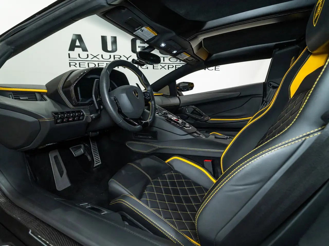 Lamborghini Aventador снимка Lamborghini Aventador