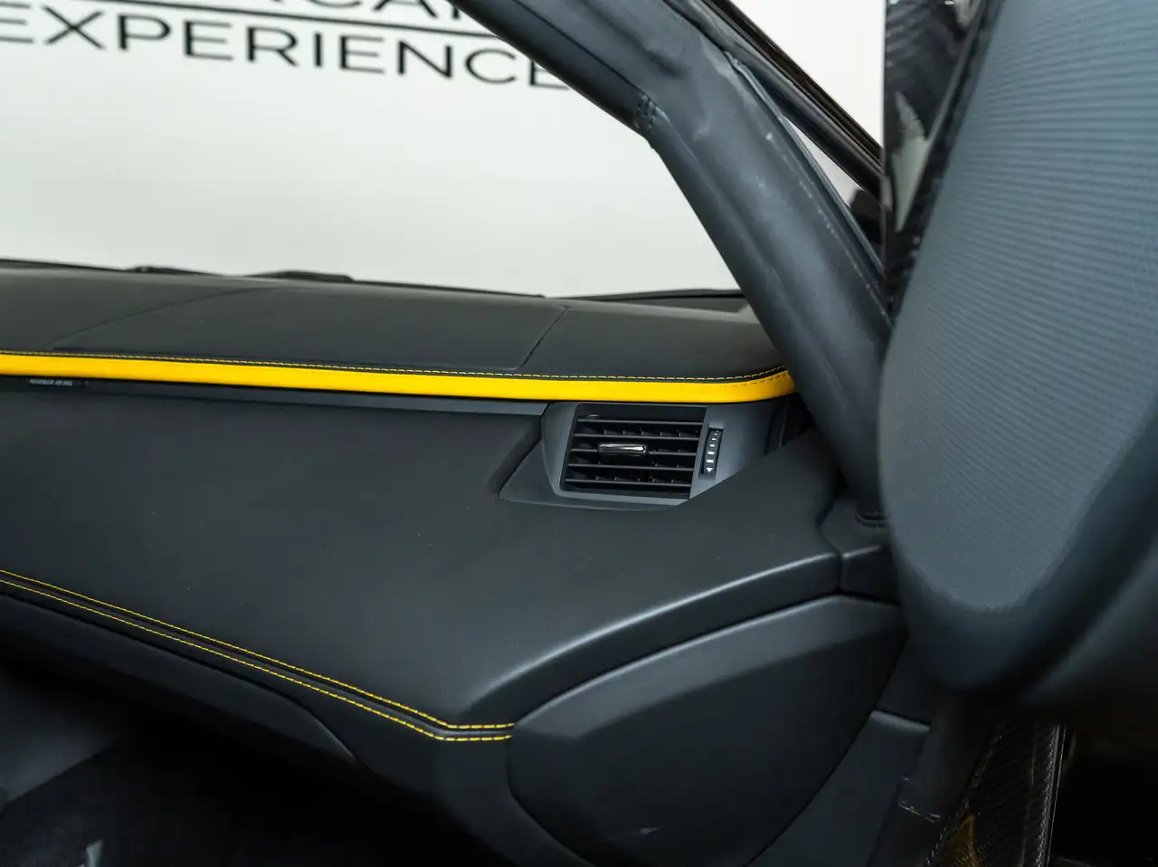 Lamborghini Aventador снимка Lamborghini Aventador