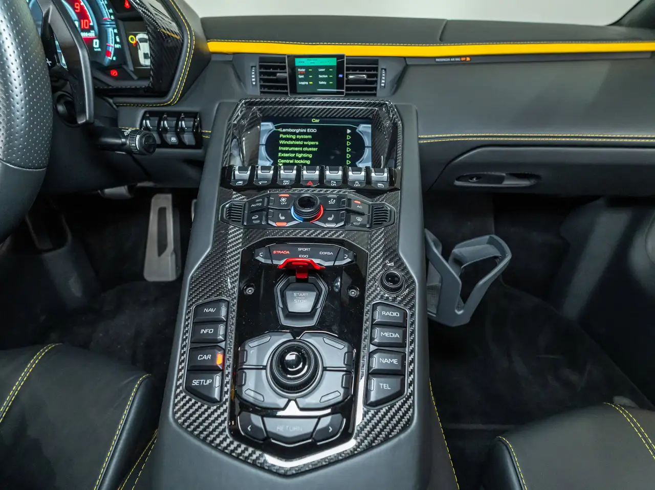 Lamborghini Aventador снимка Lamborghini Aventador