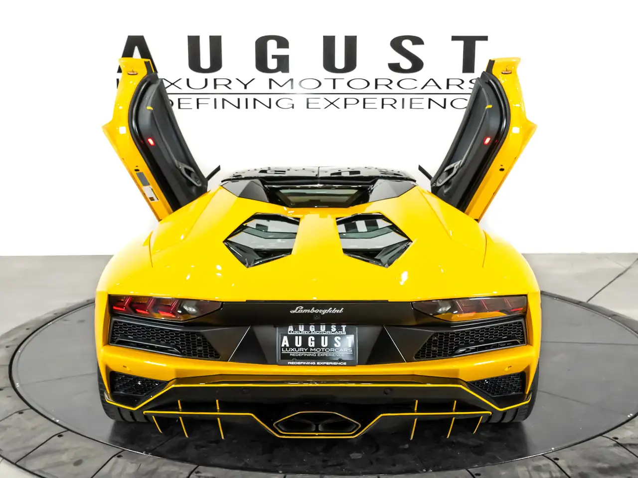 Lamborghini Aventador снимка Lamborghini Aventador