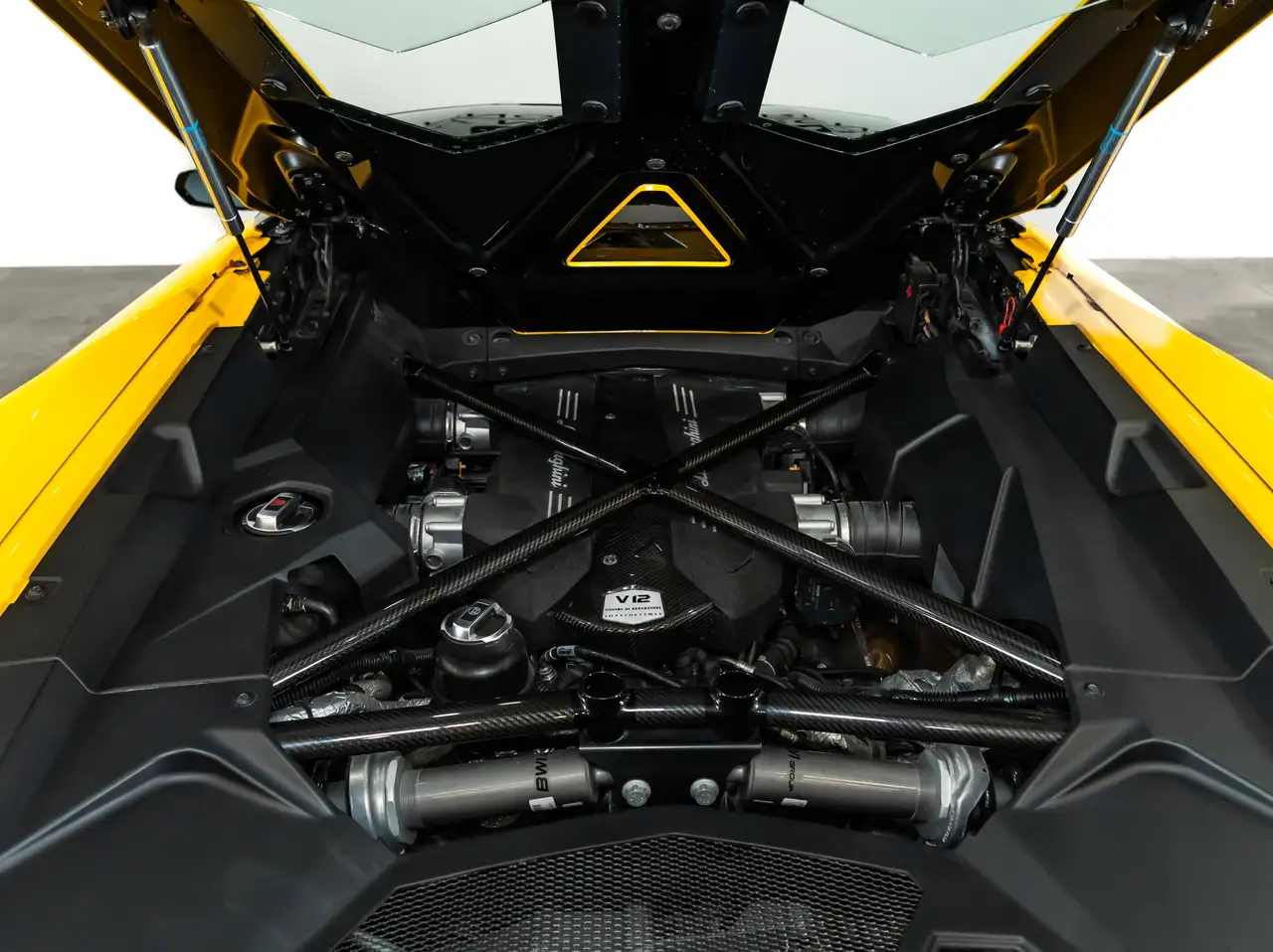 Lamborghini Aventador снимка Lamborghini Aventador