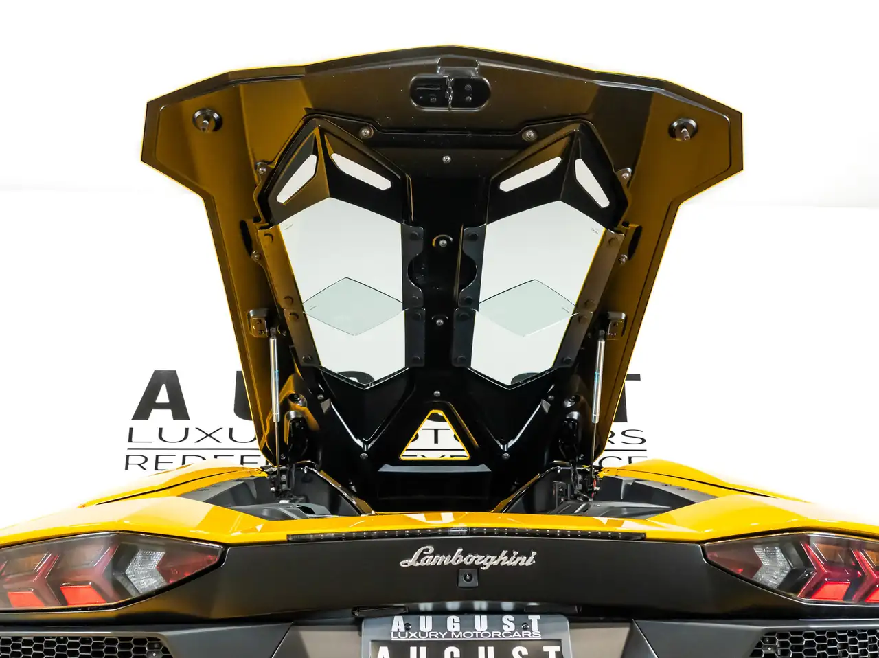 Lamborghini Aventador снимка Lamborghini Aventador