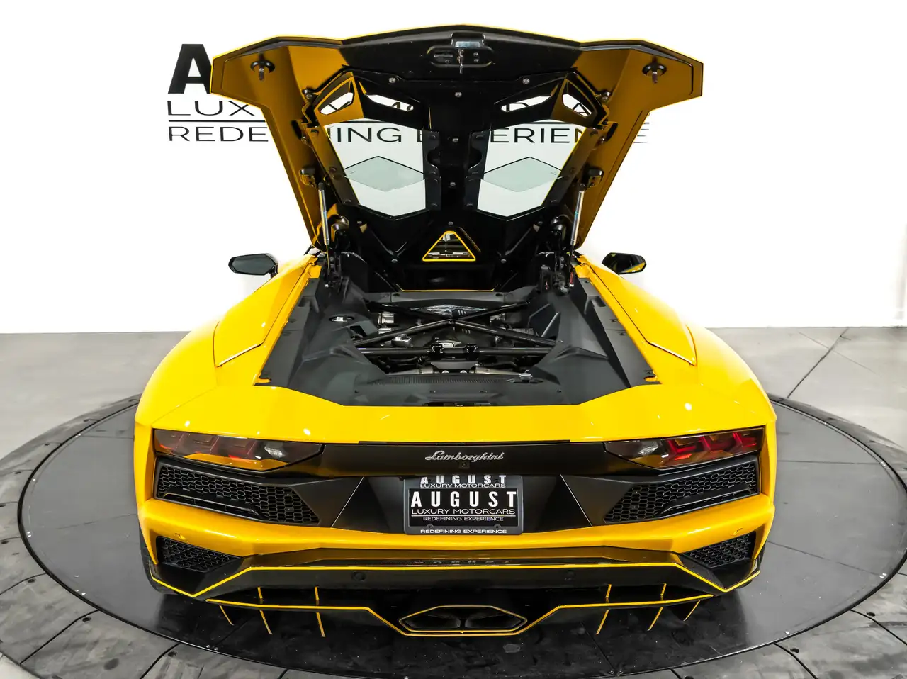 Lamborghini Aventador снимка Lamborghini Aventador