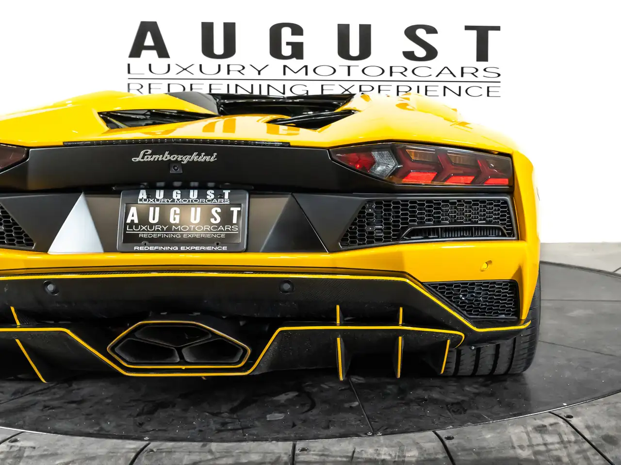 Lamborghini Aventador снимка Lamborghini Aventador