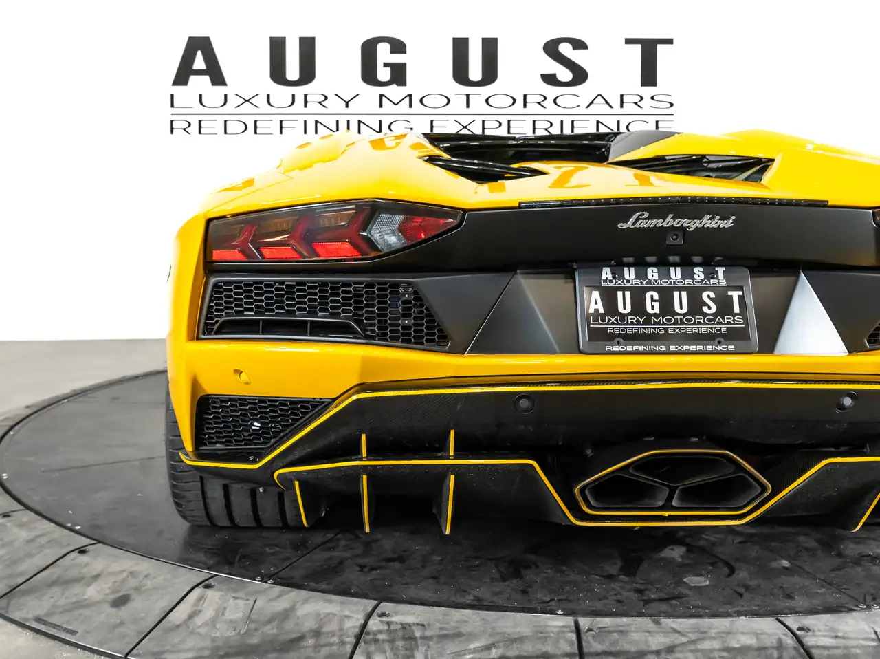 Lamborghini Aventador снимка Lamborghini Aventador