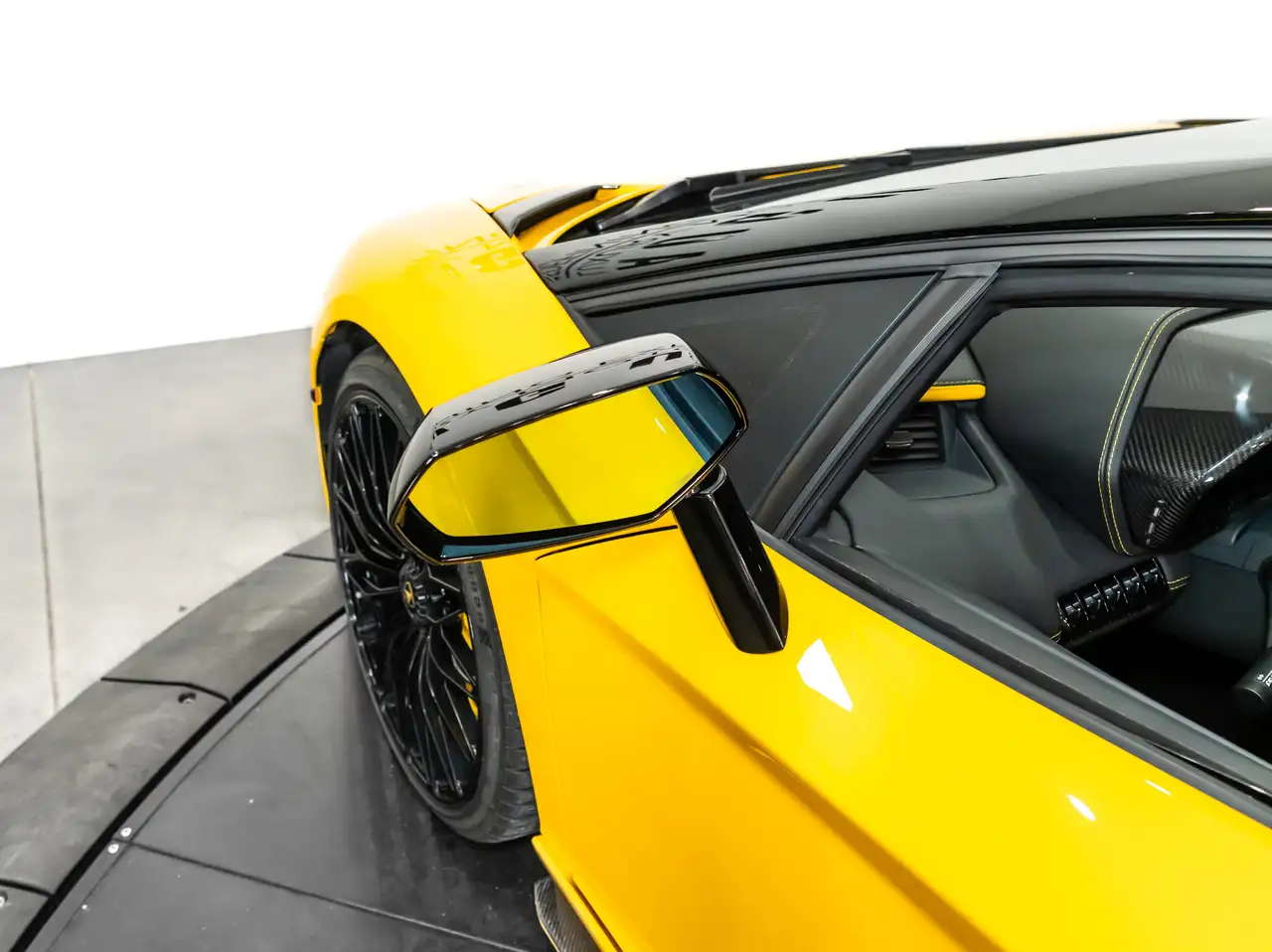 Lamborghini Aventador снимка Lamborghini Aventador