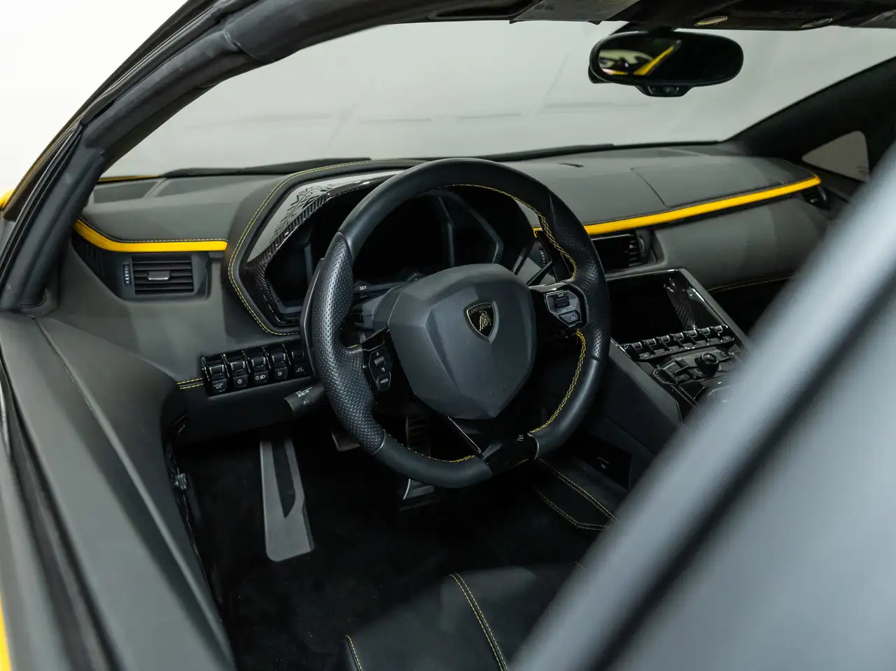 Lamborghini Aventador снимка Lamborghini Aventador