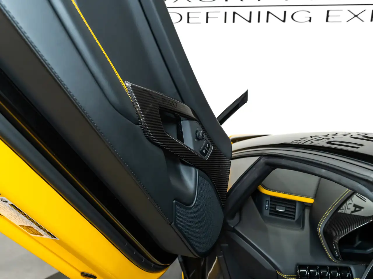 Lamborghini Aventador снимка Lamborghini Aventador