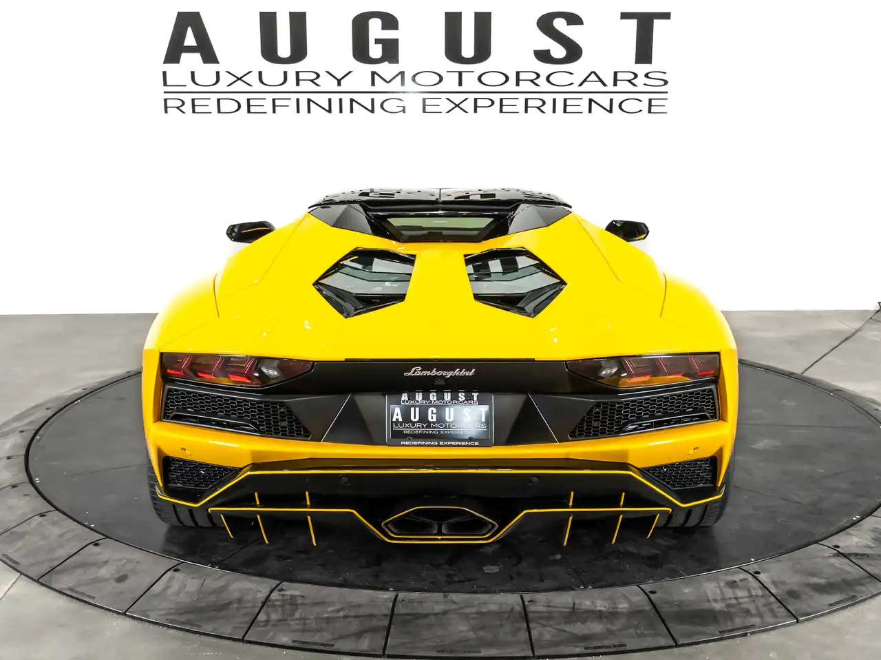 Lamborghini Aventador снимка Lamborghini Aventador