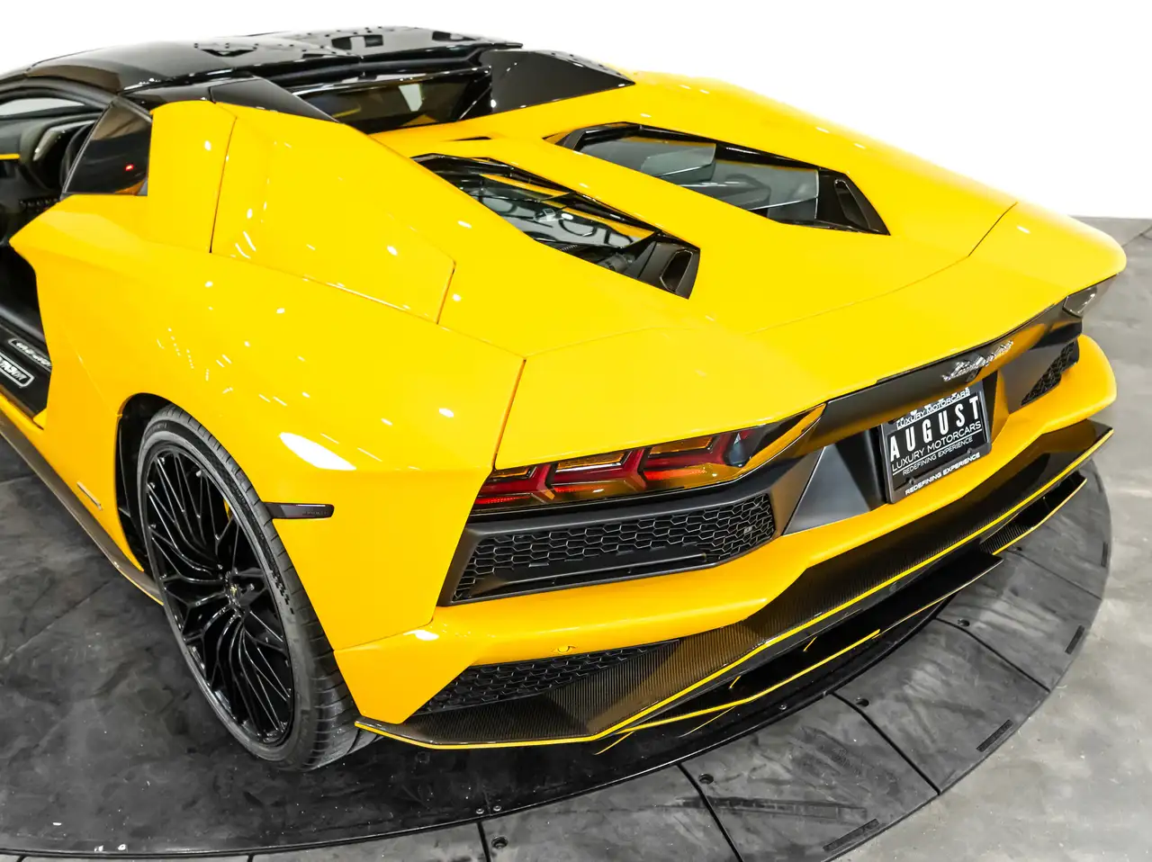 Lamborghini Aventador снимка Lamborghini Aventador