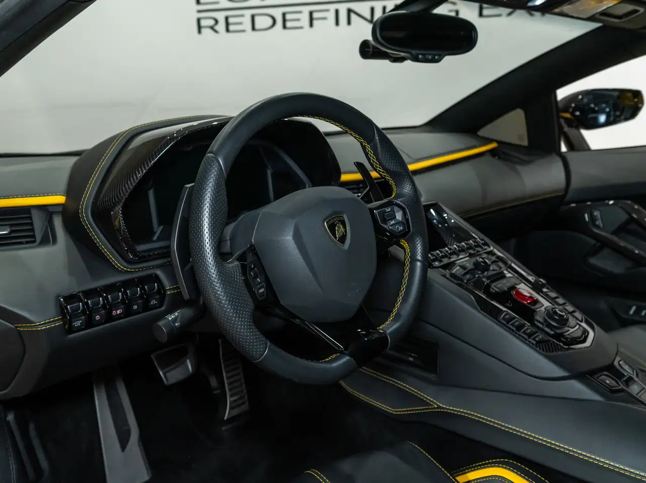 Lamborghini Aventador снимка Lamborghini Aventador