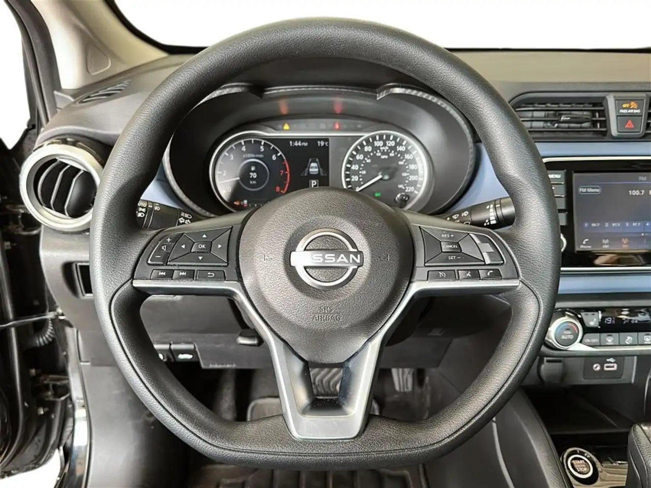 Nissan Versa photo Nissan Versa