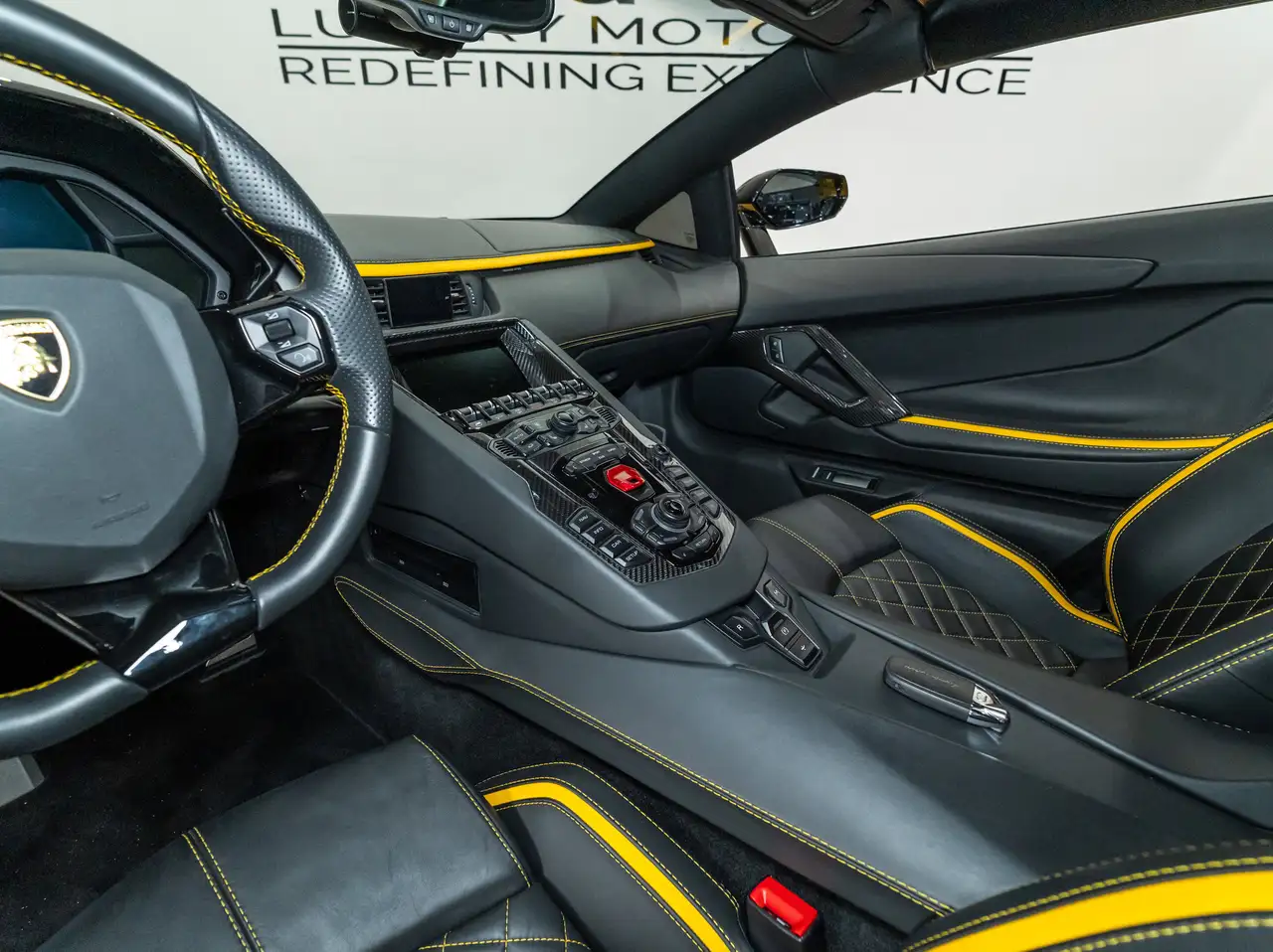 Lamborghini Aventador снимка Lamborghini Aventador