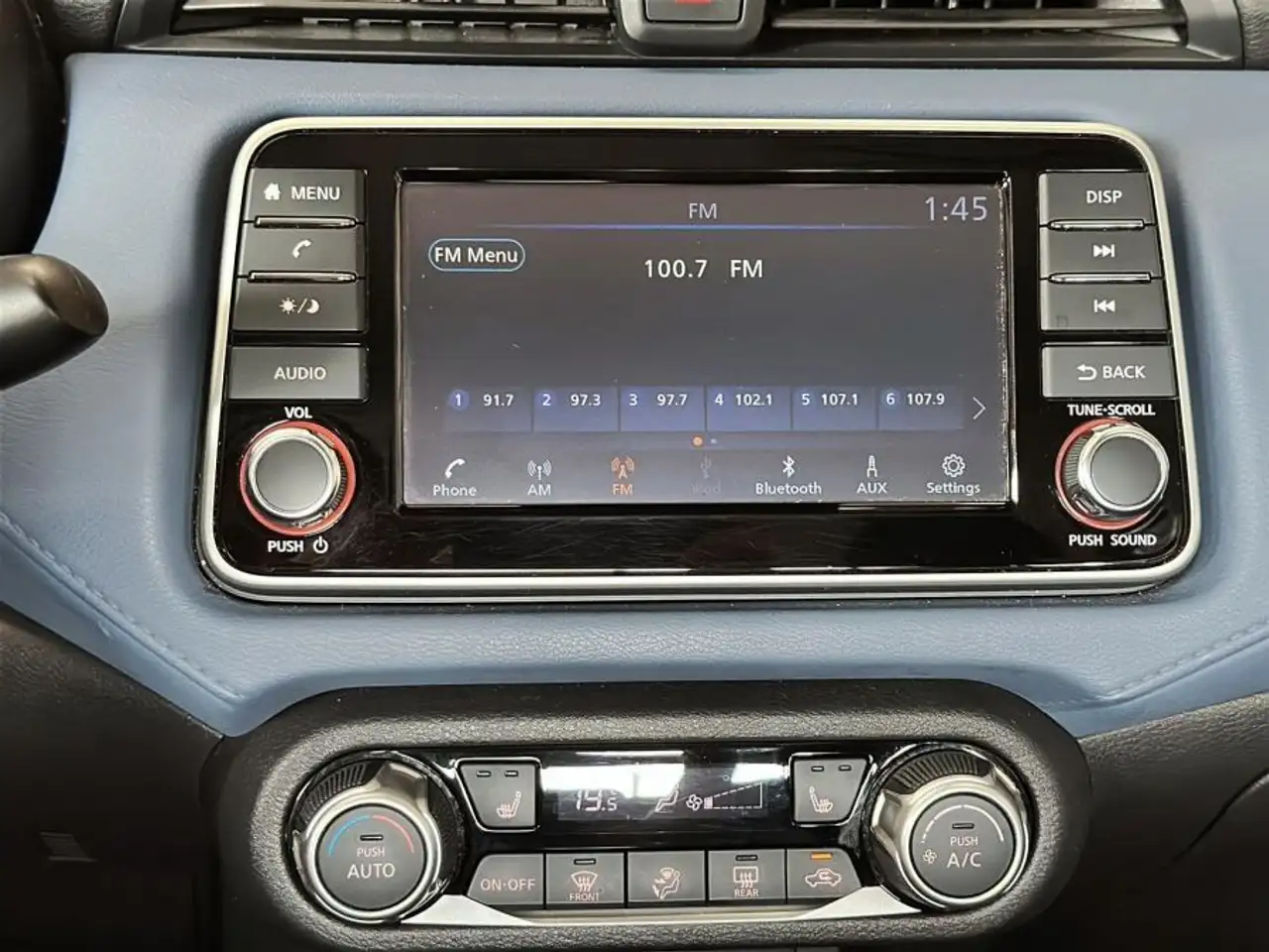 Nissan Versa photo Nissan Versa