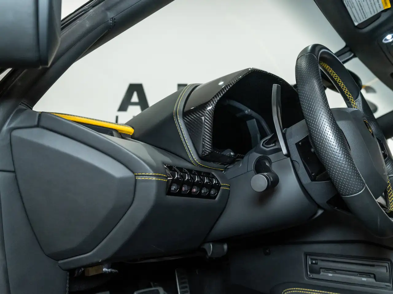 Lamborghini Aventador снимка Lamborghini Aventador