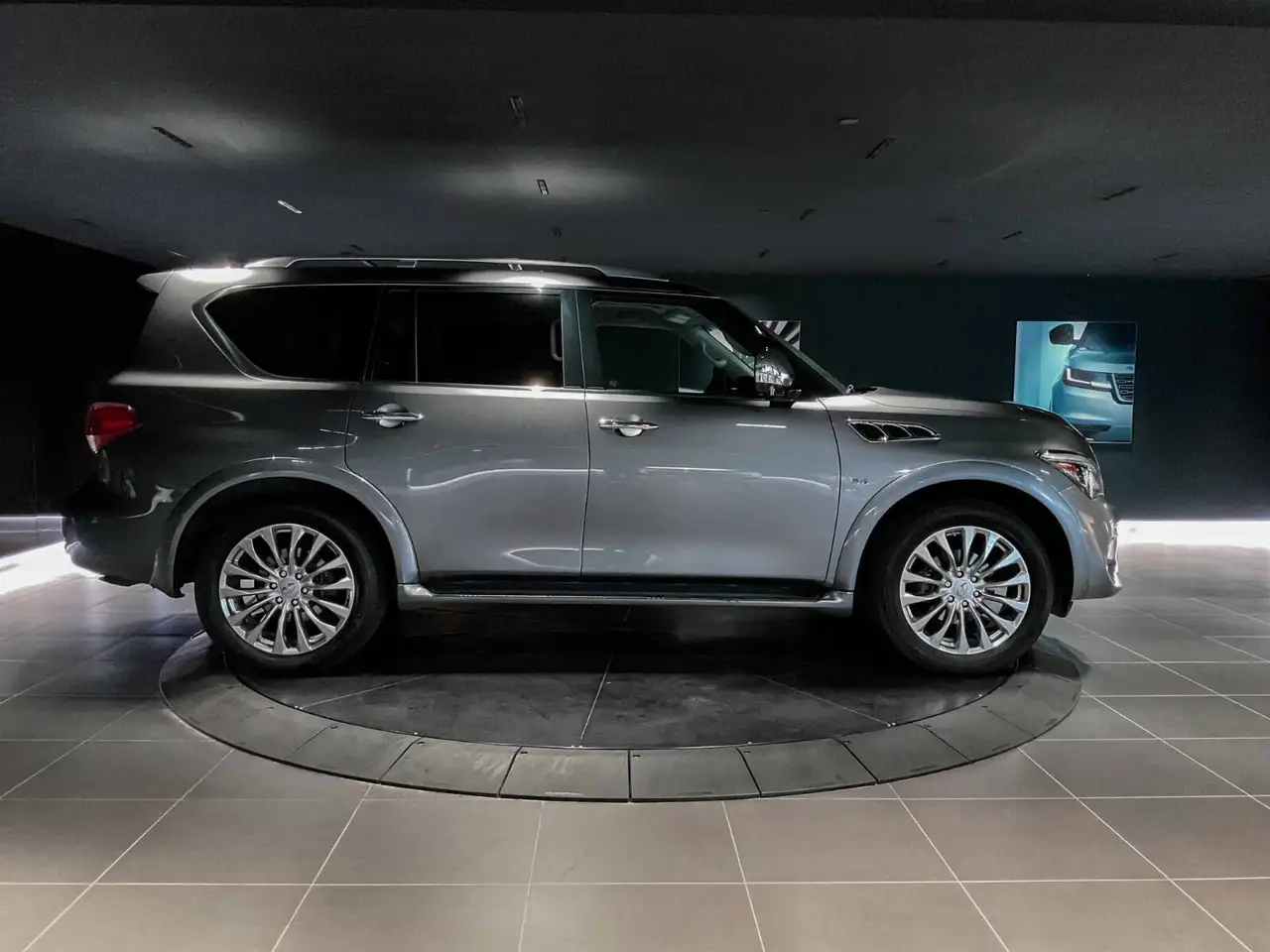 Infiniti QX80 снимка Infiniti QX80