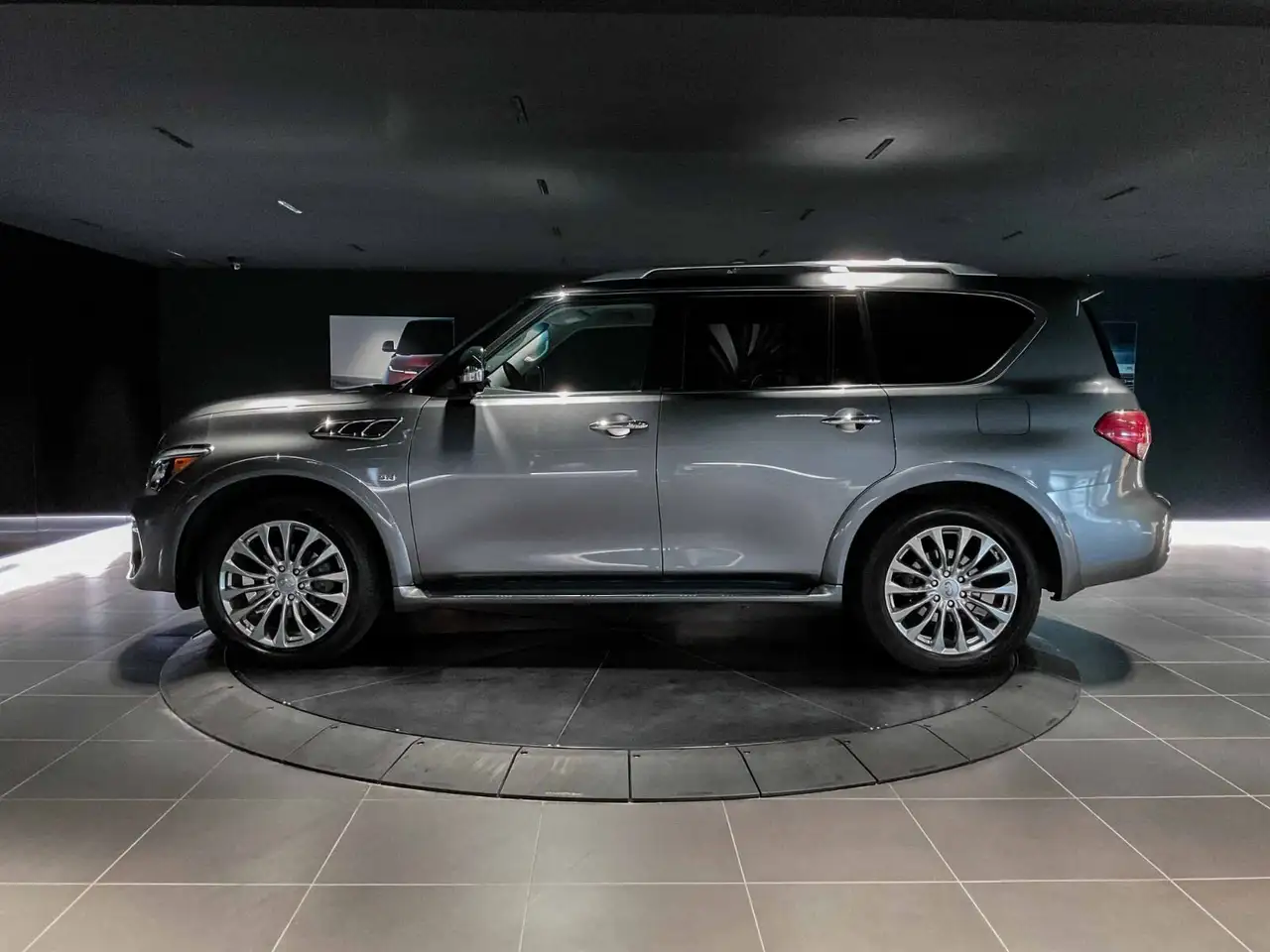 Infiniti QX80 снимка Infiniti QX80