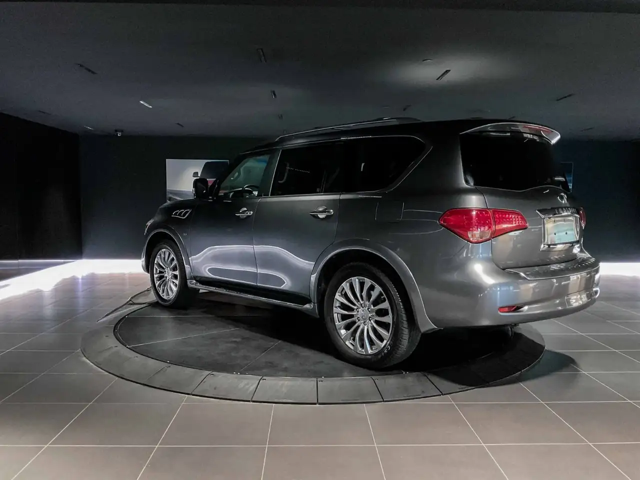 Infiniti QX80 снимка Infiniti QX80