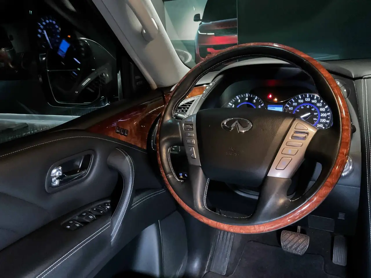 Infiniti QX80 снимка Infiniti QX80
