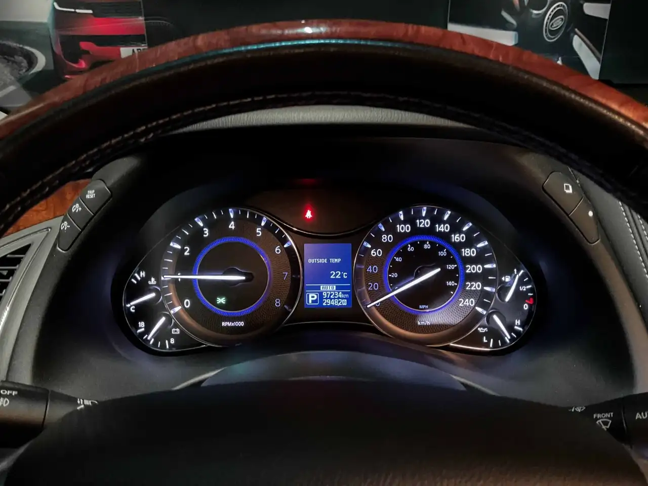 Infiniti QX80 снимка Infiniti QX80