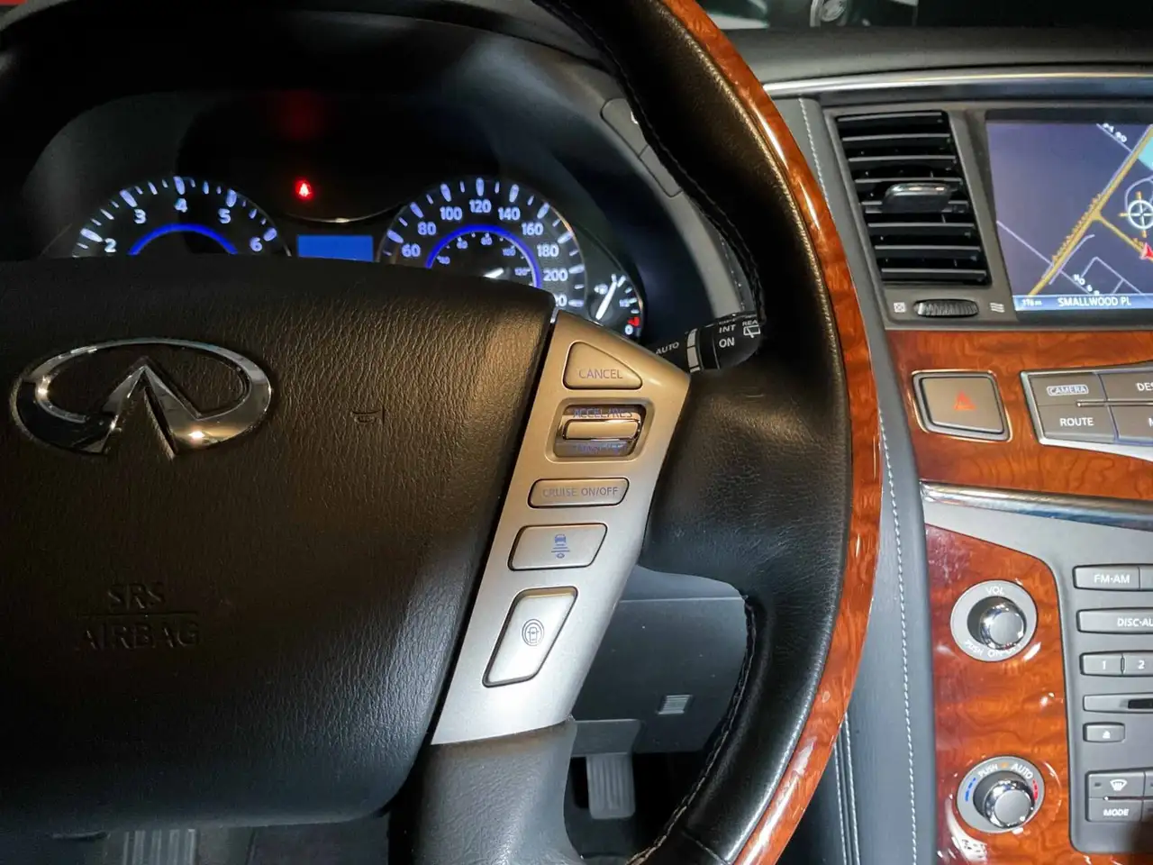 Infiniti QX80 снимка Infiniti QX80