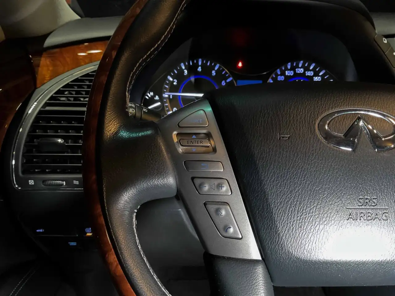 Infiniti QX80 снимка Infiniti QX80