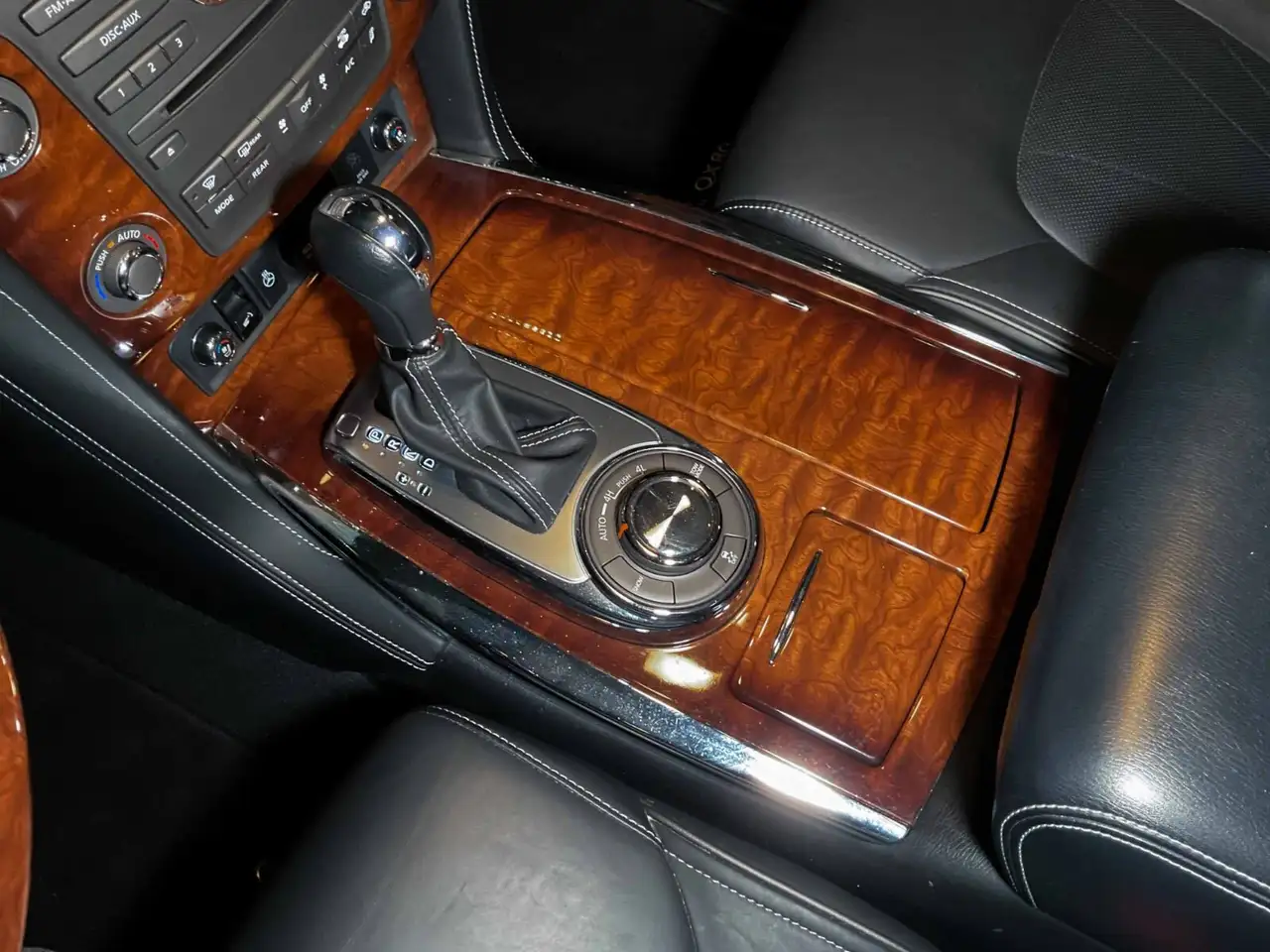 Infiniti QX80 снимка Infiniti QX80