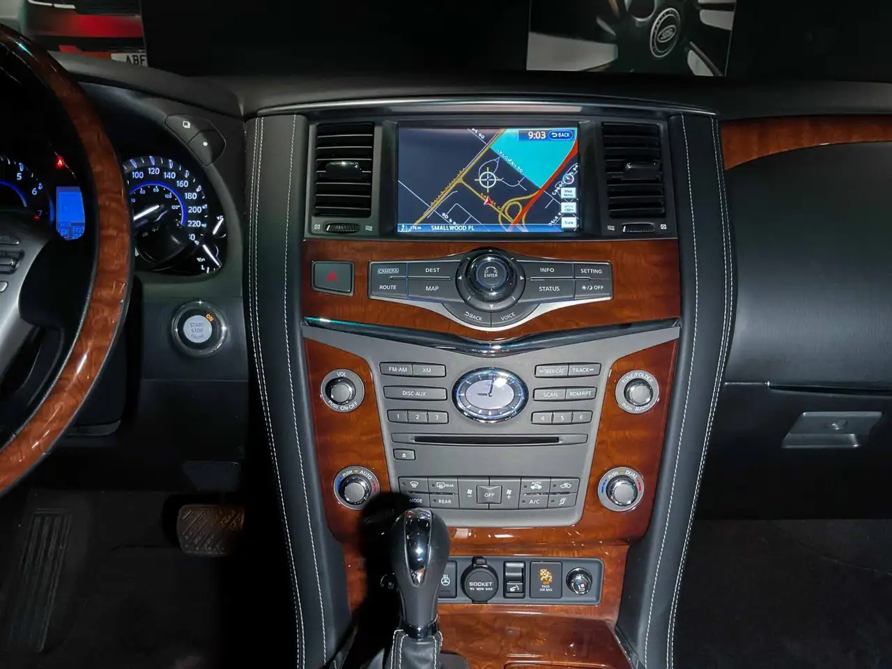 Infiniti QX80 снимка Infiniti QX80