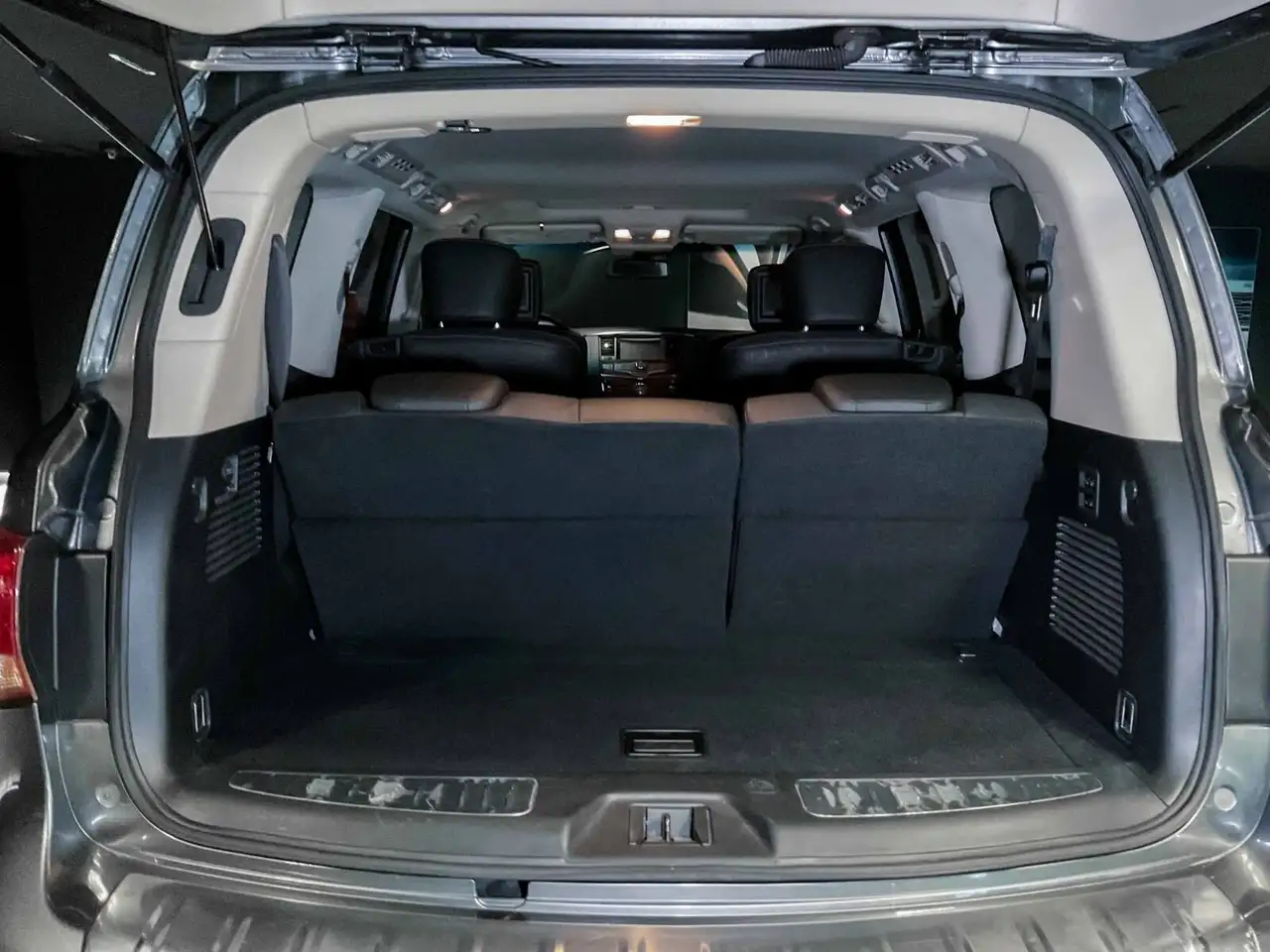 Infiniti QX80 снимка Infiniti QX80