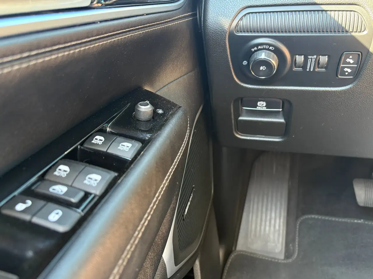 Jeep Wagoneer photo Jeep Wagoneer