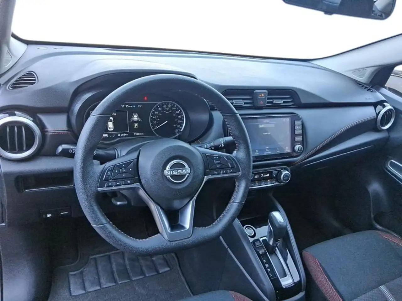 Nissan Versa снимка Nissan Versa