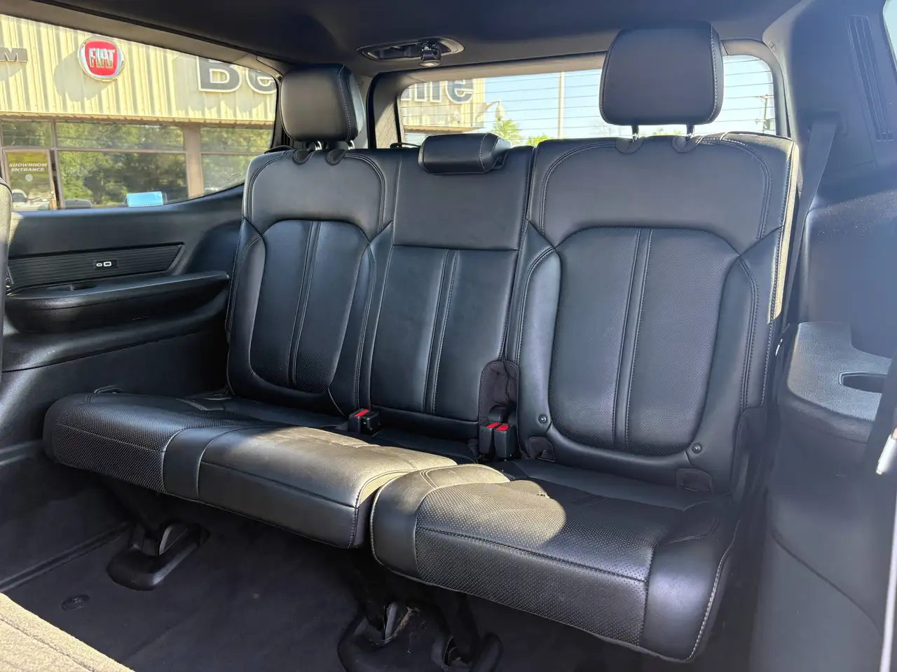 Jeep Wagoneer photo Jeep Wagoneer