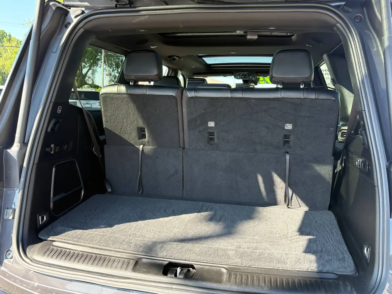 Jeep Wagoneer photo Jeep Wagoneer