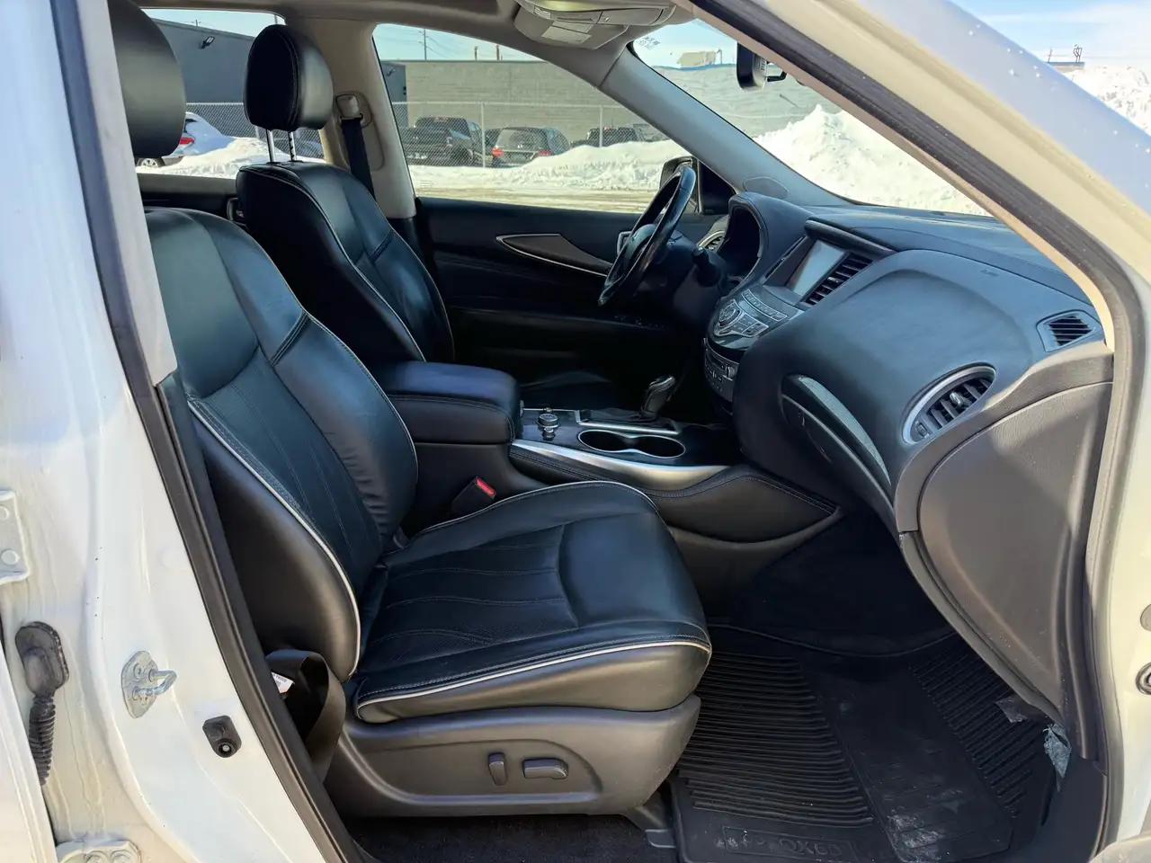 Infiniti QX60 снимка Infiniti QX60