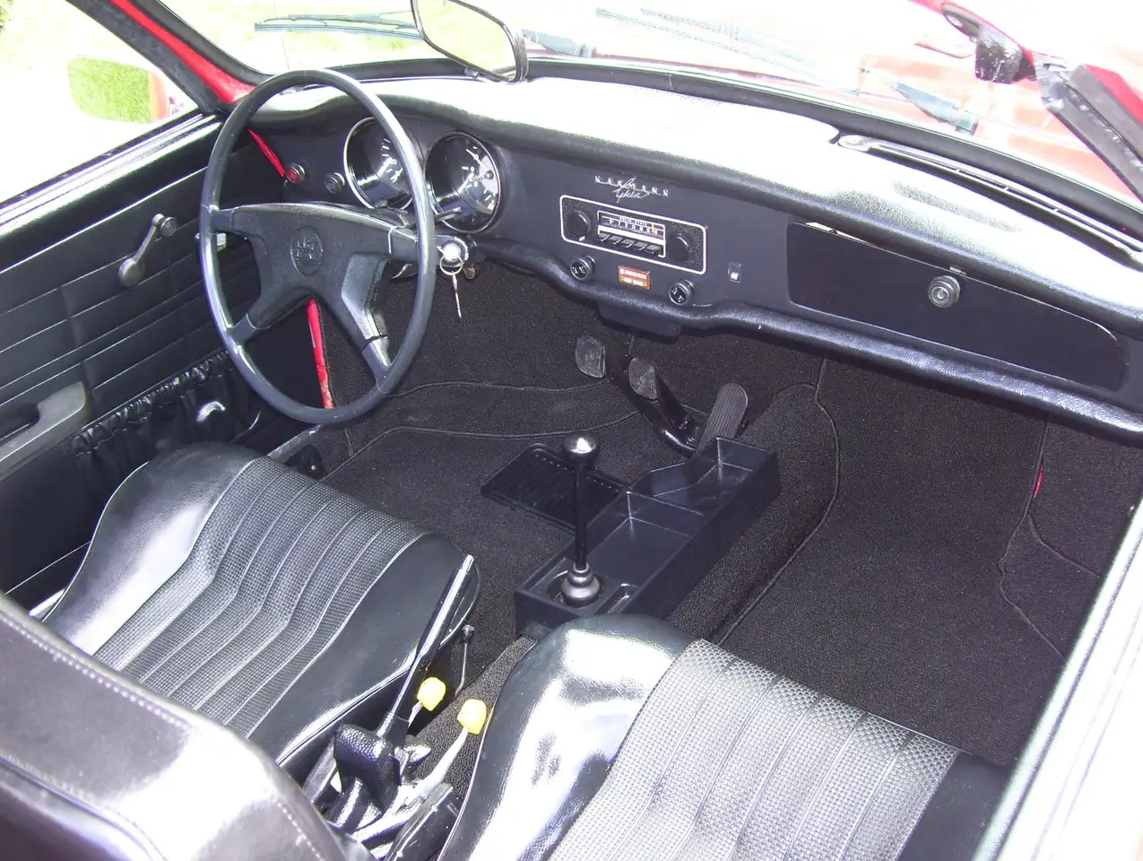 Volkswagen Karmann Ghia снимка Volkswagen Karmann Ghia