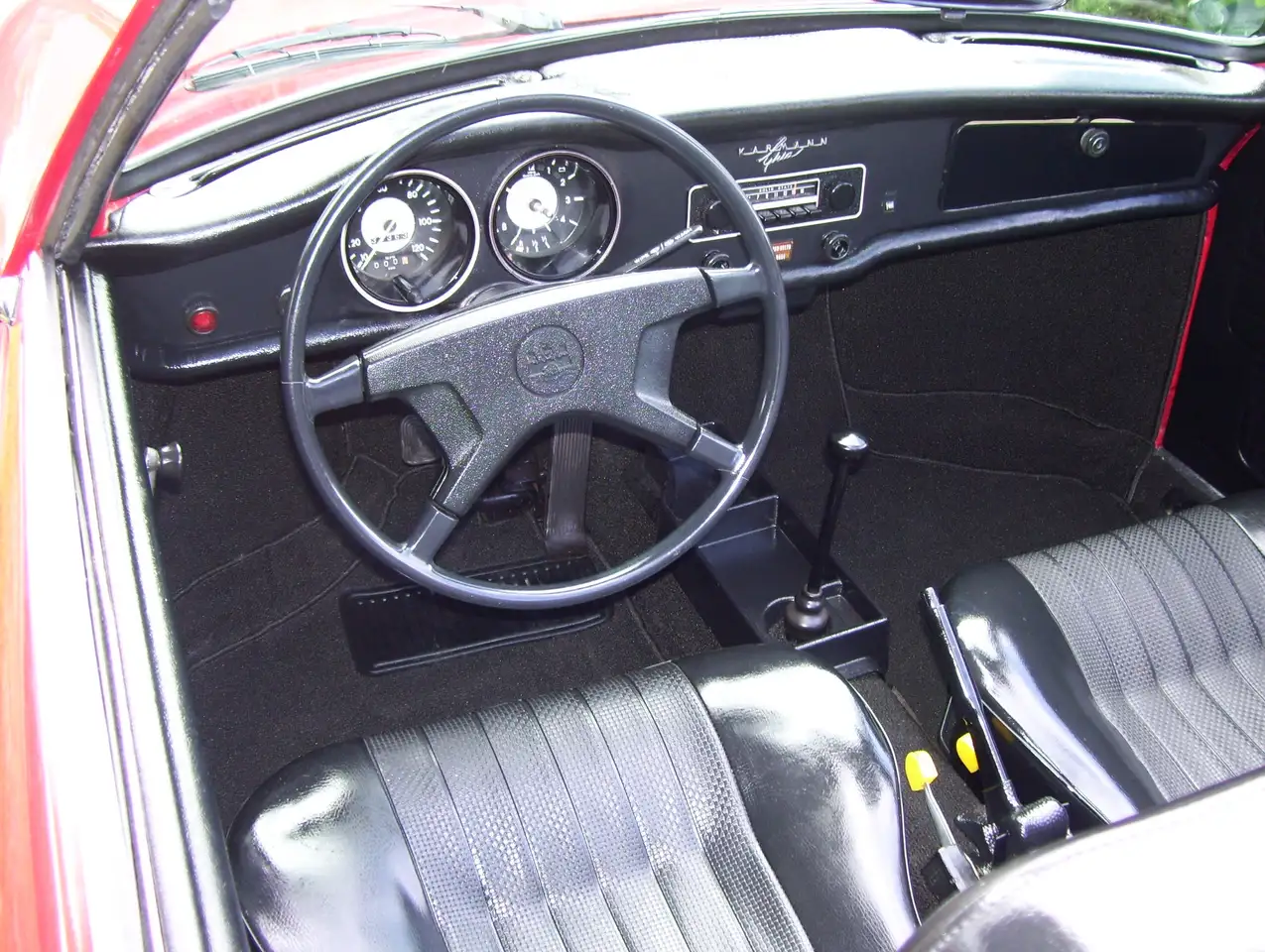 Volkswagen Karmann Ghia снимка Volkswagen Karmann Ghia
