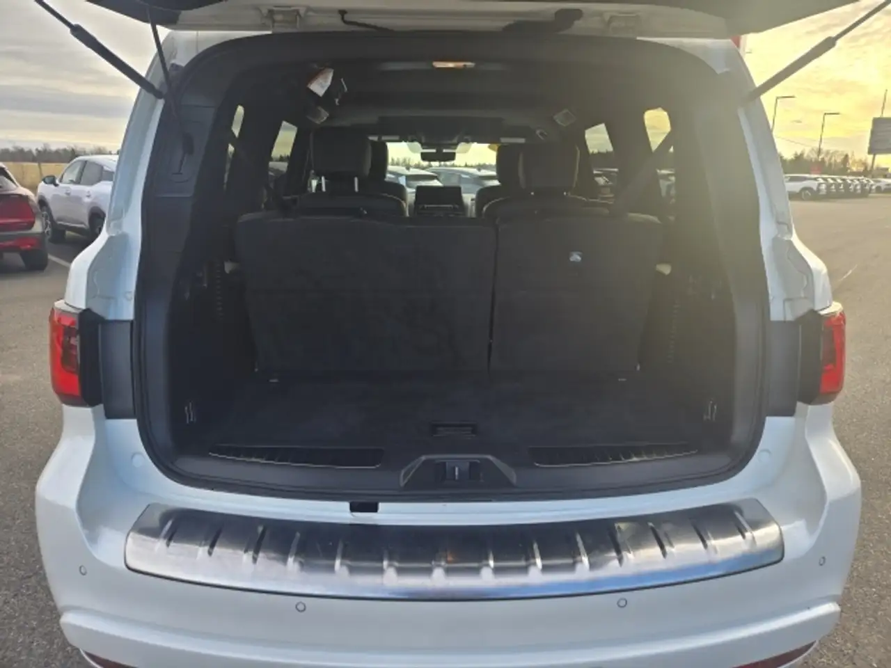 Infiniti QX80 снимка Infiniti QX80