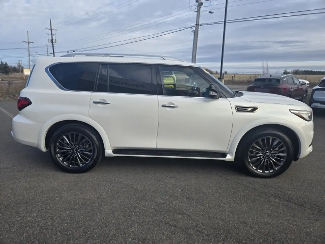 Infiniti QX80 снимка Infiniti QX80
