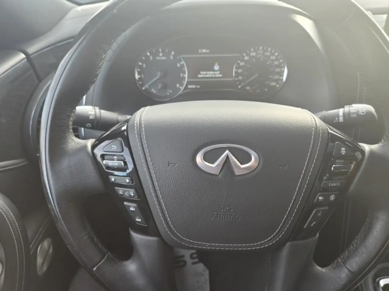 Infiniti QX80 снимка Infiniti QX80