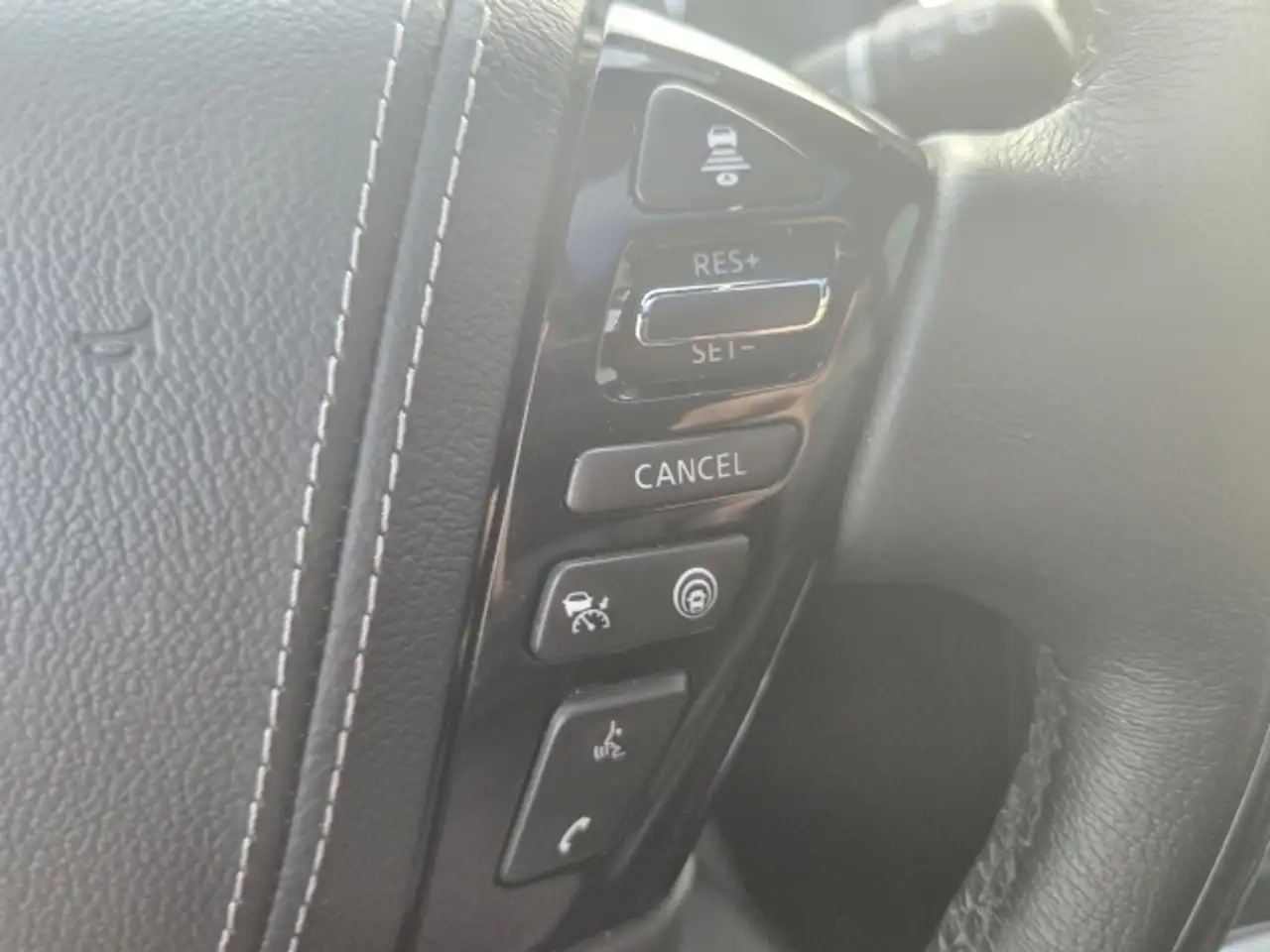 Infiniti QX80 снимка Infiniti QX80