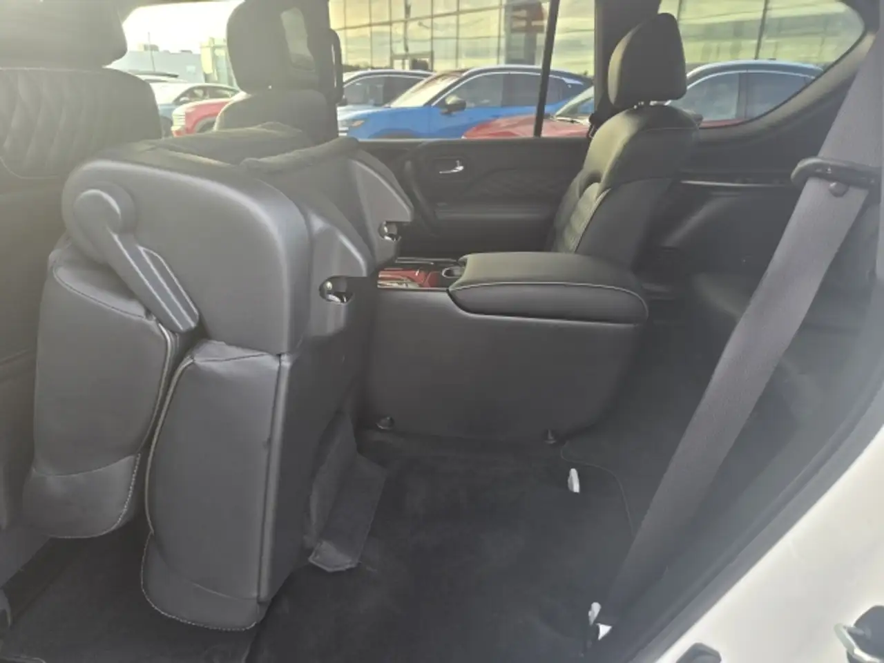 Infiniti QX80 снимка Infiniti QX80
