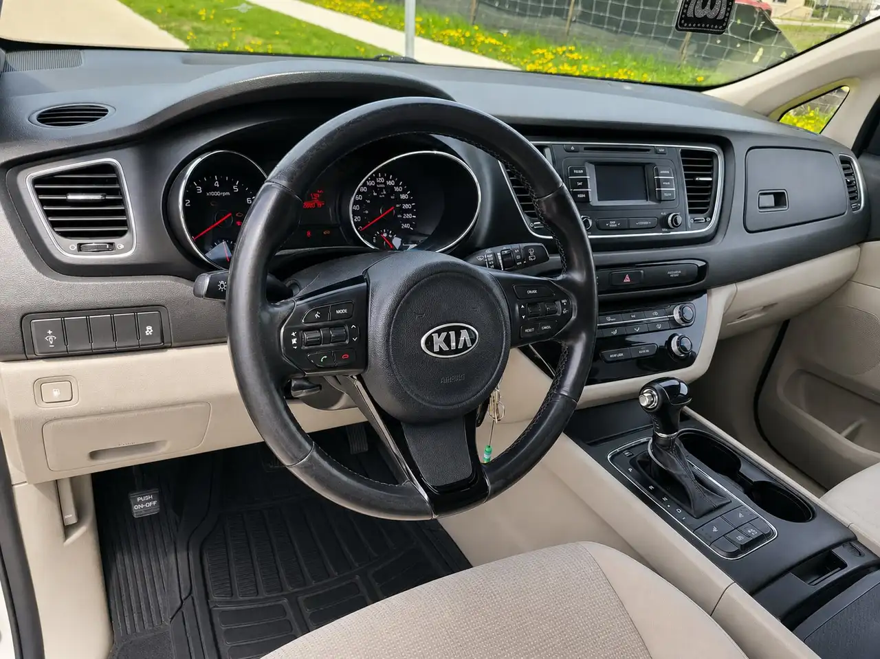 Kia Sedona снимка Kia Sedona