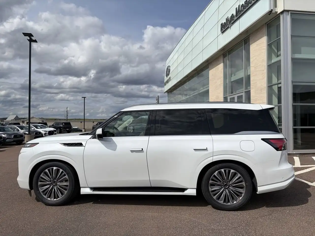 Infiniti QX80 снимка Infiniti QX80