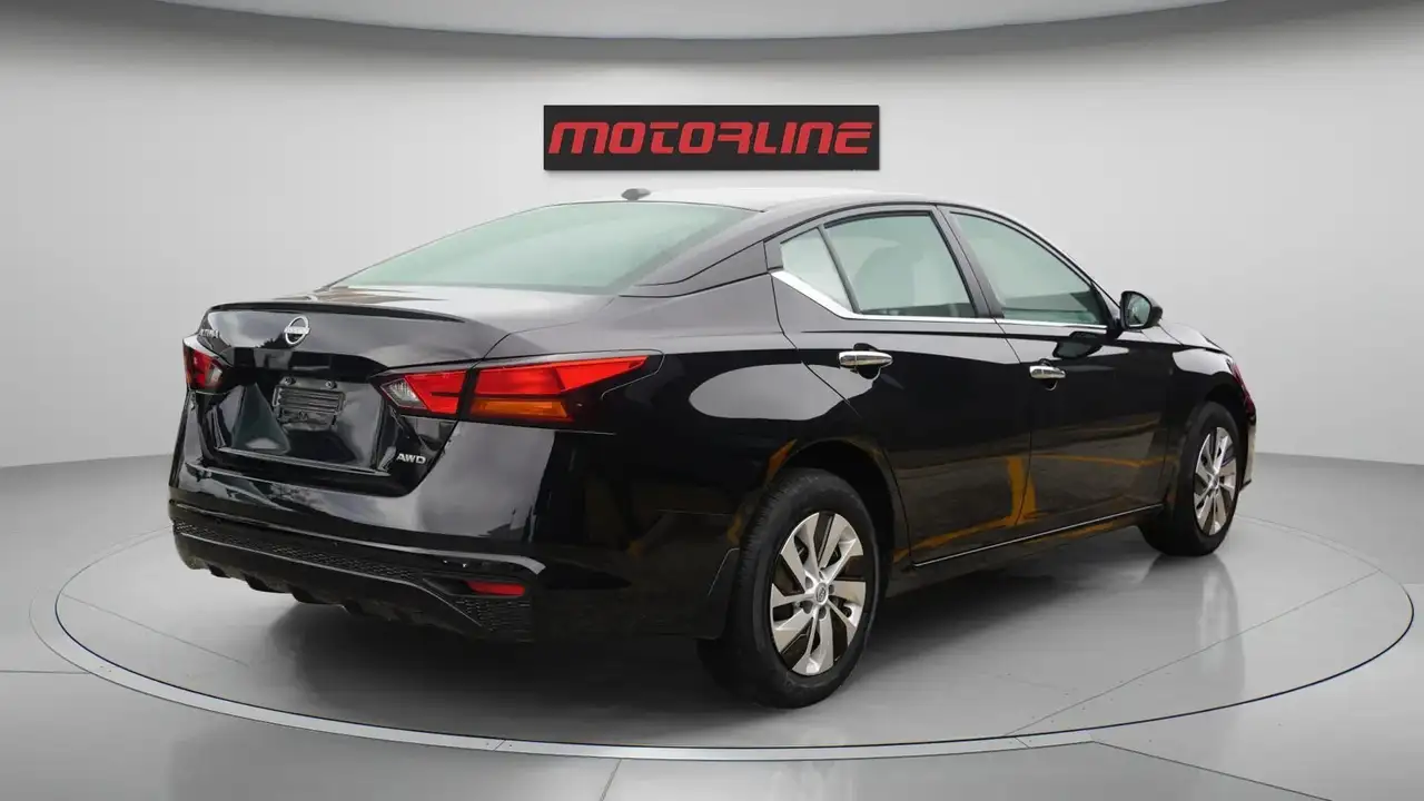 Nissan Altima снимка Nissan Altima