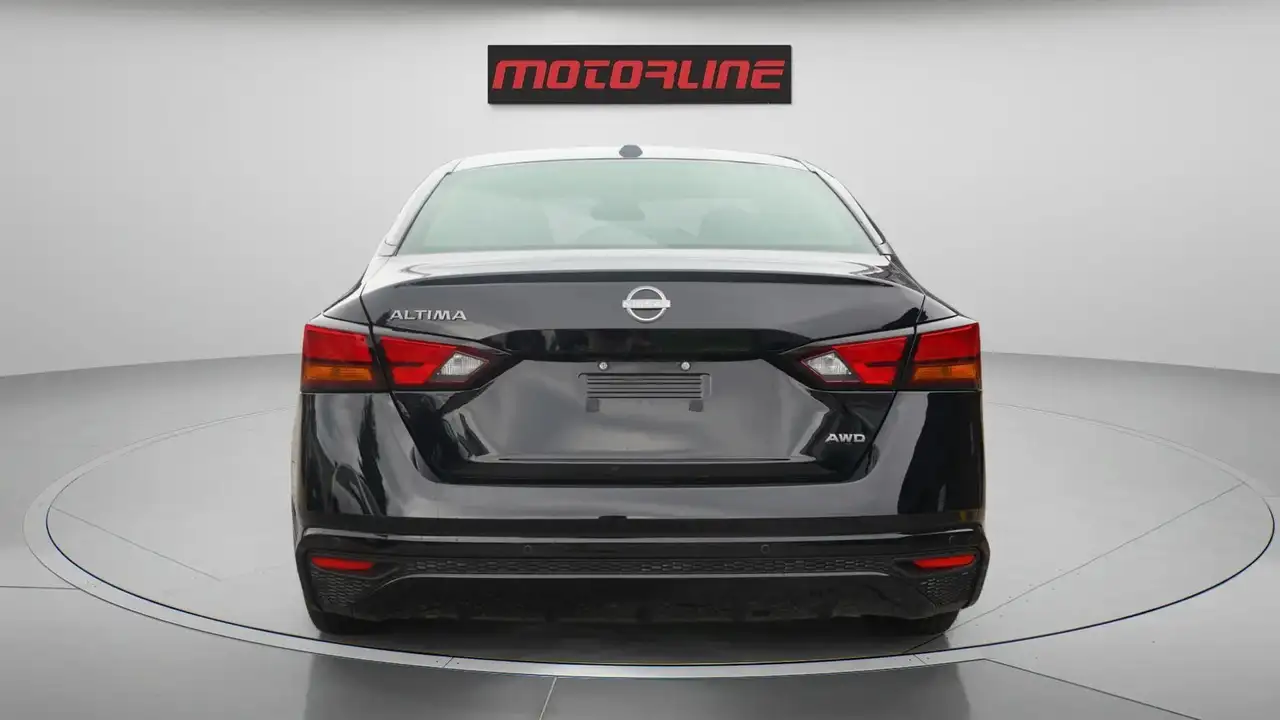Nissan Altima снимка Nissan Altima