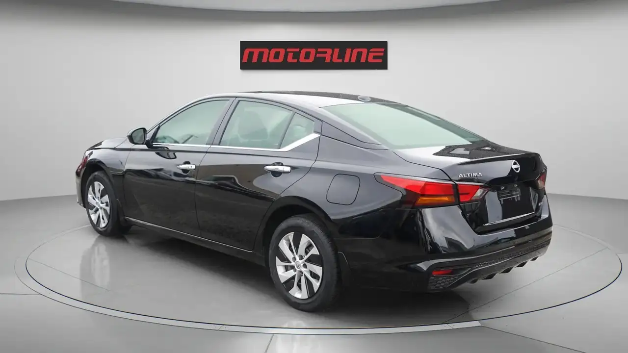 Nissan Altima снимка Nissan Altima